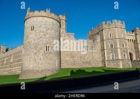 Windsor, Großbritannien. 12th. Januar 2022. Nach einer öffentlichen Konsultation durch die Polizei von Thames Valley und den Metropolitan Police Service wurde ein Antrag an die Civil Aviation Authority (CAA) auf eine Anordnung des eingeschränkten Luftraums für Windsor genehmigt. Die Verordnung beschränkt die Nutzung des Luftraums auf 2.500ft im Umkreis von 1,25 Seemeilen um Windsor Castle und tritt ab dem 27. Januar 2022 in Kraft. Ihre Majestät Königin Elizabeth II. Hat sich kürzlich während des Omicron-Ausbruchs in Covid-19 im Schloss Windsor aufgehalten. Quelle: Maureen McLean/Alamy Live News Stockfoto