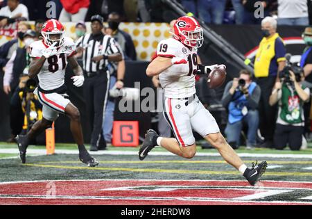 Georgia Bulldogs Tight End Brock Bowers (19) erzielt einen Touchdown während des Spiels der CFP-College-Football-Weltmeisterschaft 2022 im Lucas Oil Stadium, Stockfoto