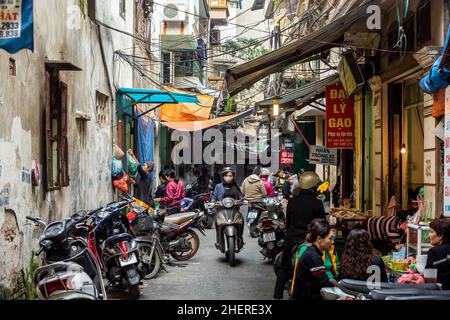 Straßenszene, Altstadt (aka The 36 Straßen), Hanoi, Vietnam Stockfoto