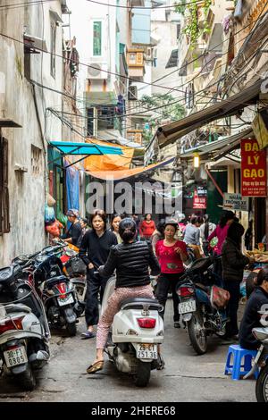 Straßenszene, Altstadt (aka The 36 Straßen), Hanoi, Vietnam Stockfoto