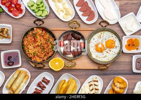 Traditionelles türkisches Frühstück mit traditionellem türkischen Tee auf Stein Tabelle Stockfoto