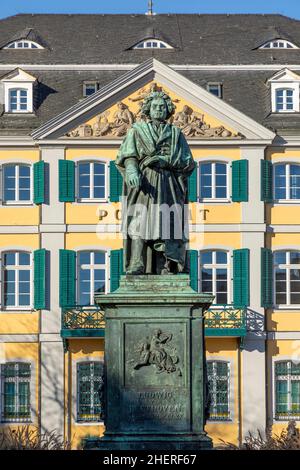 Eine Statue des berühmten Komponisten Ludwig van Beethoven - mit dem schönen alten Postgebäude im Hintergrund, am Münsterplatz in der Stadt Stockfoto