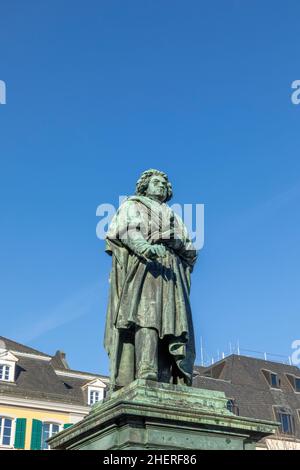 Eine Statue des berühmten Komponisten Ludwig van Beethoven - auf dem Münsterplatz in der Stadt Bonn in Deutschland. Stockfoto