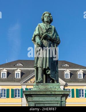 Eine Statue des berühmten Komponisten Ludwig van Beethoven - mit dem schönen alten Postgebäude im Hintergrund, am Münsterplatz in der Stadt Stockfoto