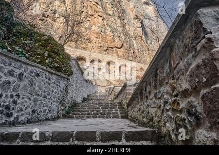 Sumela Kloster, niedrige Winkel Foto von Steintreppen, lokaler Name ist sumela Manastiri, Saison im Winter, aber sonnigen Tag. Stockfoto