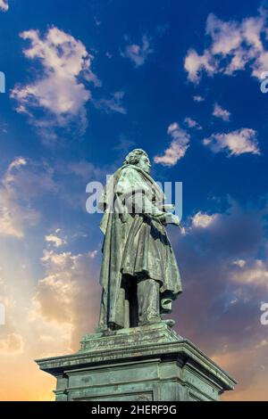 Eine Statue des berühmten Komponisten Ludwig van Beethoven - auf dem Münsterplatz in der Stadt Bonn in Deutschland. Stockfoto