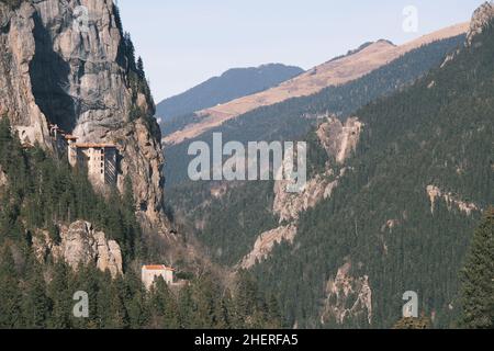 Sumela Kloster, Weitwinkel-Foto vom Hügel, lokaler Name ist sumela Manastiri und alte Kirche Stockfoto