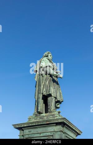 Eine Statue des berühmten Komponisten Ludwig van Beethoven - auf dem Münsterplatz in der Stadt Bonn in Deutschland. Stockfoto