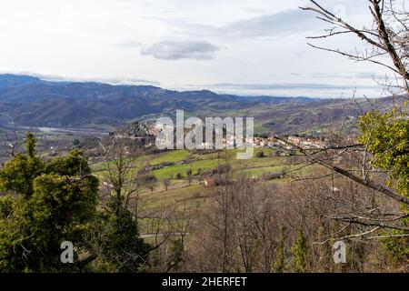 Emilia Romagna-Pennabilli, Italien - ein herrlicher herbstlicher Blick auf die hügelige Landschaft in der historischen Region Montefeltro Stockfoto