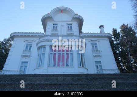 Trabzon, Atatürk Pavillon, Ortsname ist atatürk kosku in Trabzon. Low-Angle-Foto des weißen Hauses. Stockfoto