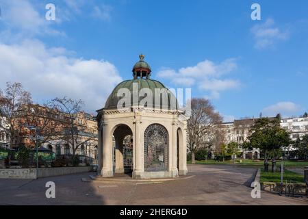 Historischer Kochbrunnen - heißer Brunnen - in Wiesbaden, eine thermische Warmwasserquelle für die medizinische Therapie Stockfoto