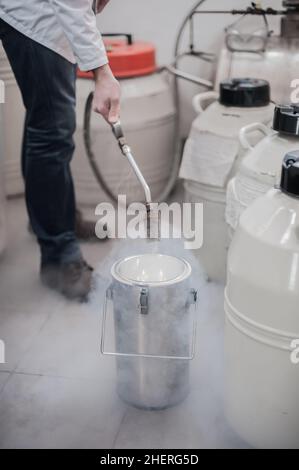 Flüssigstickstoff-Techniker füllt Kryogenbehälter Stockfoto