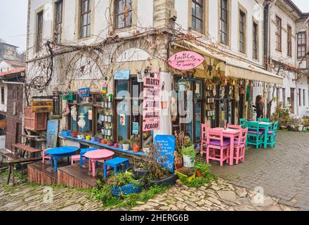 01.01.2022. Safranbolu. Türkei. Nettes Café-Shop, bunten Tisch und schöne Details der Tee-Shop in safranbolu Türkei. Frisches Foto, frischer Tag des Jahres. Stockfoto