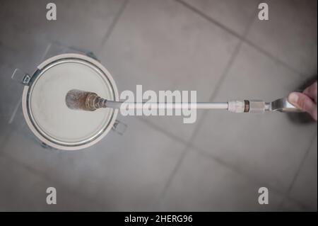 Flüssigstickstoff-Techniker füllt Kryogenbehälter Stockfoto