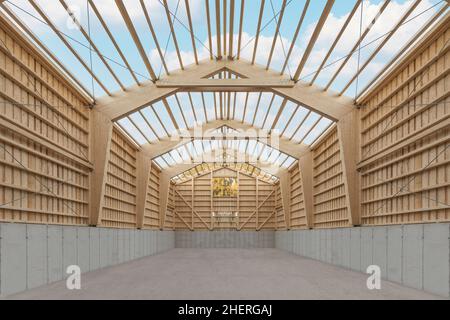 Innenraum einer großen landwirtschaftlichen Holzhalle während des Baus mit einem offenen Dach Stockfoto