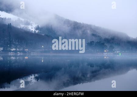 Abant See im Winter, Abant See Horizont Foto, Schnee, nebligen und nebligen Tag und Hügel Reflexion auf dem Wasser. Stockfoto