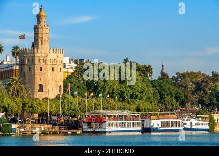 Der Guadalquivir-Fluss und der Torre del Oro, was sich mit dem Turm des Goldes übersetzt – einem historischen Wahrzeichen aus dem XIII. Jahrhundert in Sevilla, Andalusien, Spanien Stockfoto