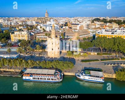 Luftaufnahme des Flusses Guadalquivir und des Torre del Oro, was sich mit dem Turm des Goldes übersetzt - historisches Wahrzeichen aus dem XIII Jahrhundert in Sevilla, Andalusien Stockfoto