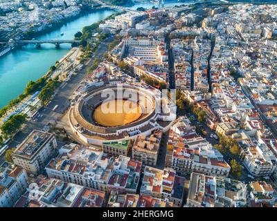 Luftaufnahme der Stierkampfarena Plaza de Toros de la Real Maestranza de Caballería de Sevilla, Sevilla, Andalusien Spanien Stockfoto