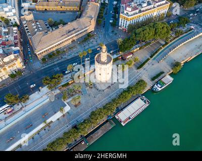 Luftaufnahme des Flusses Guadalquivir und des Torre del Oro, was sich mit dem Turm des Goldes übersetzt - historisches Wahrzeichen aus dem XIII Jahrhundert in Sevilla, Andalusien Stockfoto