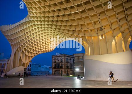 Sevilla Las Setas Pilze skulpturale Holzstruktur mit einem archäologischen Museum, Dachsteg & Aussichtspunkt, Sevilla Andalusien Spanien. Setas de Stockfoto