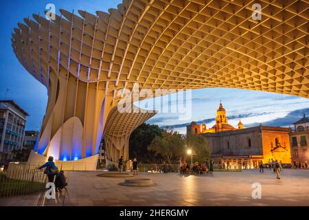 Sevilla Las Setas Pilze skulpturale Holzstruktur mit einem archäologischen Museum, Dachsteg & Aussichtspunkt, Sevilla Andalusien Spanien. Setas de Stockfoto