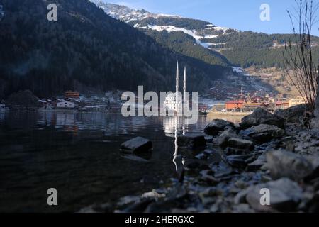 Der lokale Name ist der See ist uzungol in Trabzon im Winter. Schnee auf dem Berggipfel, Spiegelung von Gebäuden auf dem Wasser. Stockfoto