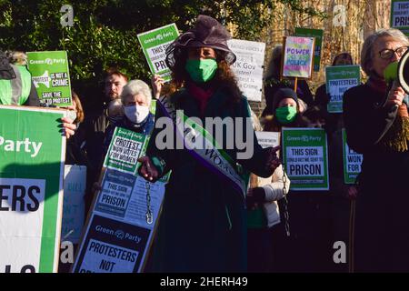 London, Großbritannien 12th. Januar 2022. Demonstranten neben der Statue von Emmeline Pankhurst in den Victoria Tower Gardens. Mitglieder der Grünen Partei und Demonstranten versammelten sich vor dem Parlament, um gegen das Gesetz über Polizei, Verbrechen, Verurteilung und Gerichte zu protestieren. Kredit: Vuk Valcic / Alamy Live Nachrichten Stockfoto