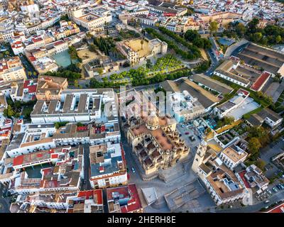 Luftaufnahme der Gärten Jardines del Alcázar und der Kathedrale des heiligen Retters in der Provinz Jerez de la Frontera Caáz Spanien. Stockfoto