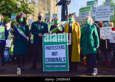 London, Großbritannien 12th. Januar 2022. Die Abgeordnete der Grünen, Caroline Lucas, Parteimitglieder und andere Demonstranten neben der Statue von Emmeline Pankhurst in den Victoria Tower Gardens. Mitglieder der Grünen Partei und Demonstranten versammelten sich vor dem Parlament, um gegen das Gesetz über Polizei, Verbrechen, Verurteilung und Gerichte zu protestieren. Kredit: Vuk Valcic / Alamy Live Nachrichten Stockfoto