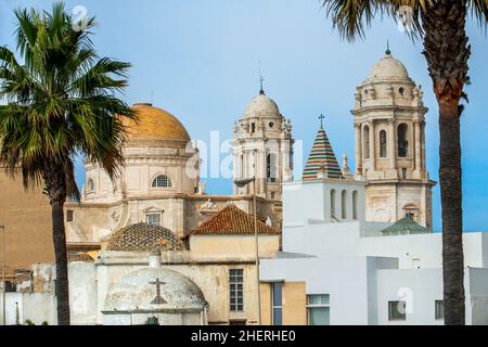 Panoramablick auf die Dächer der alten Stadt und die Kathedrale von Santa Cruz in Cádáz, Andalusien Spanien Stockfoto