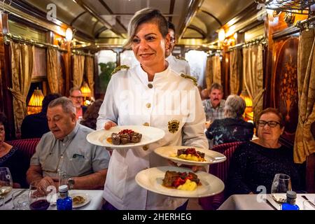 Gourmet-Gerichte werden im Luxuszug Al-Andalus serviert, der durch Andalusien Spanien fährt. Der Al Andalus-Zug nimmt eine Tour von 7 Tagen und 6 Nächten, vis Stockfoto