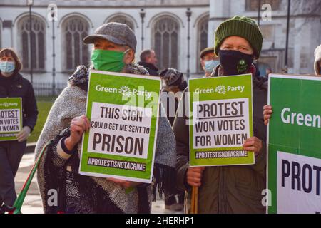 London, Großbritannien 12th. Januar 2022. Demonstranten auf dem Parliament Square. Mitglieder der Grünen Partei und Demonstranten versammelten sich vor dem Parlament, um gegen das Gesetz über Polizei, Verbrechen, Verurteilung und Gerichte zu protestieren. Kredit: Vuk Valcic / Alamy Live Nachrichten Stockfoto