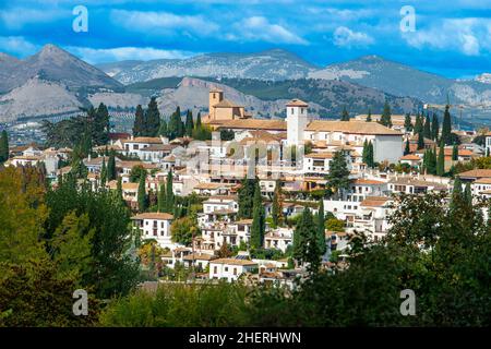 Blick auf die Kirche Iglesia de San Nicolas und das Viertel Albaicin in Granada von den Generalife-Gärten im Alhambra-Palast, Granada Andalusien Spanien Stockfoto