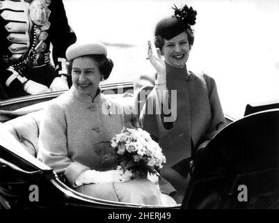 16. Mai 1979 - Kopenhagen, Dänemark - KÖNIGIN ELISABETH II. Und KÖNIGIN MARGRETHE von Dänemark lächeln und winken, während sie in einem offenen Wagen in Kopenhagen fahren. (Bild: © Keystone Press Agency/ZUMA Wire) Stockfoto