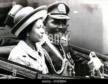 06. Jun 1973 - London, England, Vereinigtes Königreich - General YAKUBU GOWON, rechts, der nigrische Staatschef kommt zu einem Staatsbesuch nach Großbritannien. KÖNIGIN ELIZABETH II., links, reitet mit General Gowon in einer Pferdekutsche während der Prozession zum Buckingham Palace, nach seiner Ankunft. (Bild: © Keystone Press Agency/ZUMA Wire) Stockfoto