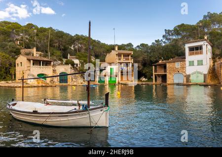 Traditionelles Fischerboot, Fischerhäuser und Bootshäuser in der Bucht Calò d'en Boira in Cala Figuera, Santanyí, Mallorca, Mallorca, Balearen, Stockfoto