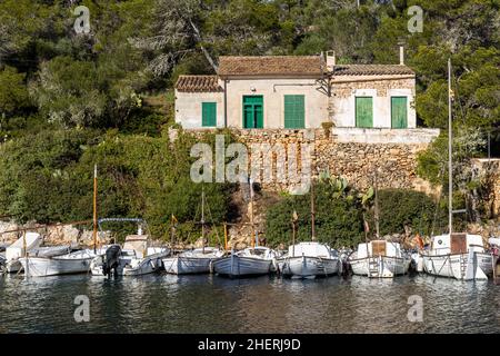 Altes Fischerhaus und Boote in Cala Figuera, Santanyí, Mallorca, Mallorca, Balearen, Spanien Stockfoto