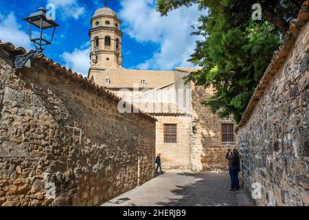 Alte Universität, Kapelle San Juan Evangelista und Straße des historischen Zentrums, Baeza, UNESCO-Weltkulturerbe. Provinz Jaen, Andalusien, Souther Stockfoto