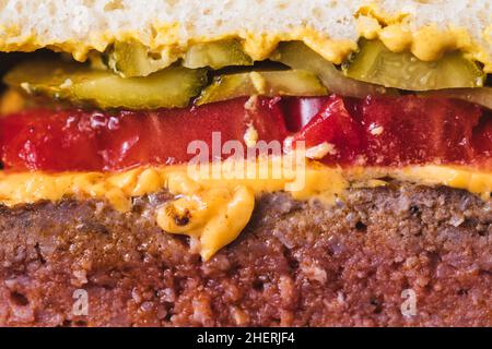 Burger in zwei Hälften geschnitten, schöne Art, Zutaten zu sehen Stockfoto