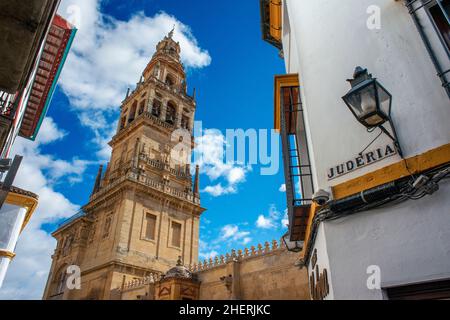 Geschäfte Bars und Restaurants vor der Mezquita-Kathedrale-Moschee in der historischen Altstadt von La Juderia, Cordoba, Andalusien, Spanien. Tanzen und feiern Stockfoto