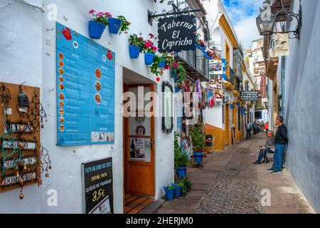 Geschäfte Bars und Restaurants vor der Mezquita-Kathedrale-Moschee in der historischen Altstadt von La Juderia, Cordoba, Andalusien, Spanien. Tanzen und feiern Stockfoto