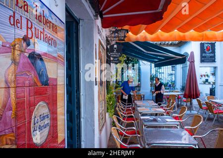 Geschäfte Bars und Restaurants vor der Mezquita-Kathedrale-Moschee in der historischen Altstadt von La Juderia, Cordoba, Andalusien, Spanien. Tanzen und feiern Stockfoto