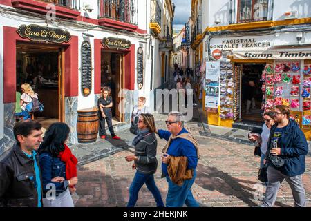 Geschäfte Bars und Restaurants vor der Mezquita-Kathedrale-Moschee in der historischen Altstadt von La Juderia, Cordoba, Andalusien, Spanien. Tanzen und feiern Stockfoto