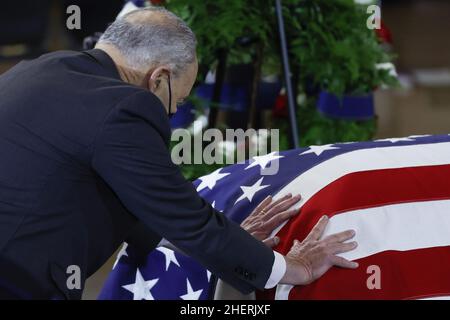 Washington, Usa. 12th Januar 2022. Der Mehrheitsführer des Senats, Chuck Schumer, D-NY, berührt die Schatulle des ehemaligen Mehrheitsführers des demokratischen Senats, Harry Reid, während eines Gedenkgottesdienstes in der Rotunde des US-Kapitols am Mittwoch, dem 12. Januar 2022 in Washington, DC. Reid vertrat Nevada mehr als 30 Jahre lang im Kongress, acht als Mehrheitsführer des Senats. Poolfoto von Chip Somodevilla/UPI Kredit: UPI/Alamy Live News Stockfoto