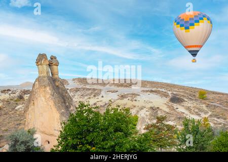 Fliegen von Heißluftballons und Feenkaminen im Pasabag Valley oder Monks Valley, Zelve Open Air Museum, Kappadokien, Türkei. Stockfoto