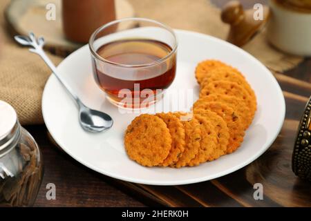 Indisches Essen Tea Time Snack Chai Puri auf einem Teller Stockfoto
