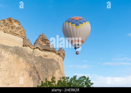 Fliegen von Heißluftballons und Feenkaminen im Pasabag Valley oder Monks Valley, Zelve Open Air Museum, Kappadokien, Türkei. Stockfoto
