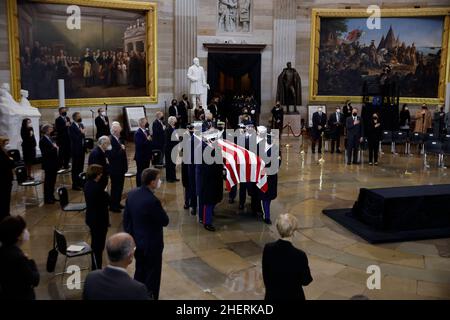 Washington, USA. 12th Januar 2022. WASHINGTON, DC - 12. JANUAR: Ein militärischer Ehrengarde trägt die Schatulle des ehemaligen Senators Harry Reid von Nevada in die US-Kapitolrotunde am 12. Januar 2022 in Washington, DC. Reid, ein ehemaliger Mehrheitsführer des demokratischen Senats aus Nevada, starb am 28. Dezember 2021 nach einem langen Kampf mit Bauchspeicheldrüsenkrebs. Er wurde in Armut großgezogen, ging aber zur Juraschule und wurde schließlich eines der einflussreichsten Mitglieder des US-Senats. (Foto: Chip Somodevilla/Pool/Sipa USA) Quelle: SIPA USA/Alamy Live News Stockfoto