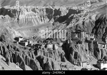 Das Lamayuru-Kloster, eines der ältesten Klöster von Ladakh, liegt 120 km von Leh, dem Himalaya-Bundesstaat Ladakh, Indien, entfernt Stockfoto